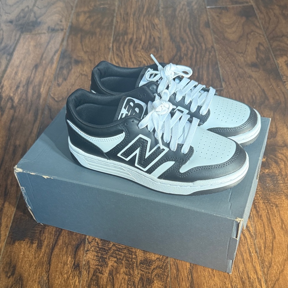 NWT!  New Balance boys Black and white Sneakers, size 4 - Picture 2 of 8